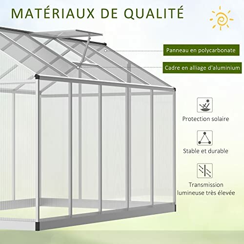 Serre en polycarbonate et aluminium, stable et durable.