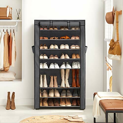 Armoire à chaussures avec plusieurs étagères dans une pièce bien rangée.