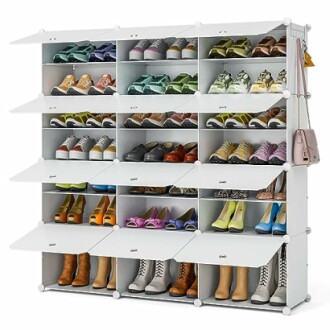 Armoire à chaussures avec portes ouvertes, chaussures colorées organisées.