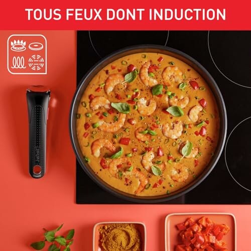 Crevettes curry dans une poêle sur une cuisinière à induction.