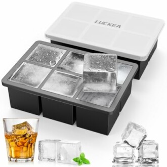 Moule en silicone pour glaçons avec couvercle, glaçons et verre de whisky.