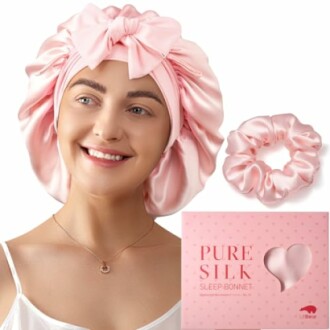 Femme portant un bonnet de sommeil en soie rose