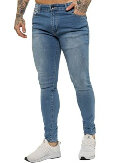 Homme portant un jean skinny bleu clair avec des baskets blanches.