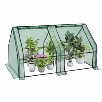 Serre miniature avec des plantes en pot à l'intérieur.