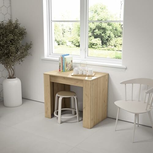 Petit bureau en bois près de la fenêtre avec tabouret et plante.