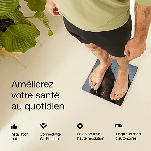 Personne debout sur une balance intelligente avec texte promotionnel en français.
