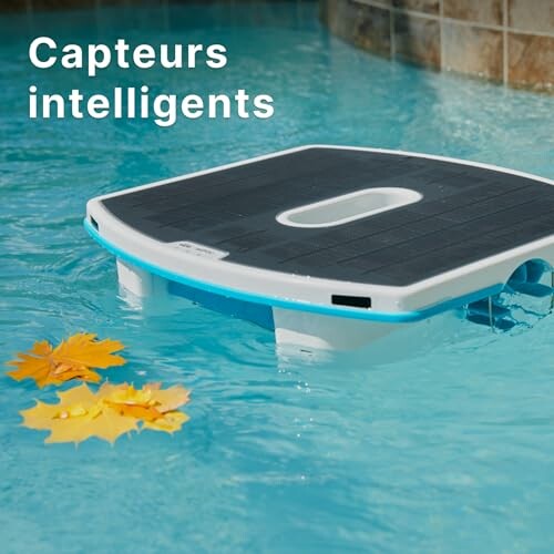 Capteur flottant dans une piscine avec des feuilles.