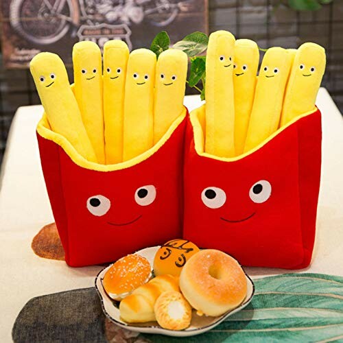 Jouets en peluche de frites souriantes avec des petits pains.