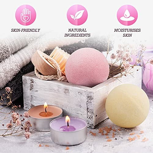 Boules de bain et bougies sur une table.