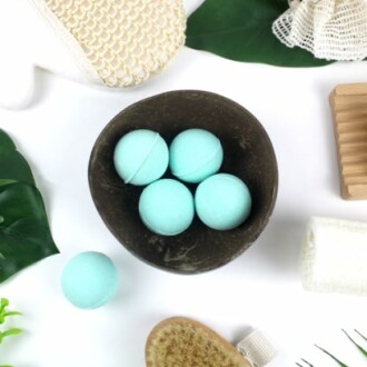 Boule de bain bleues dans un bol avec accessoires spa