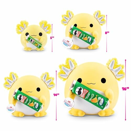 Peluches axolotl jaunes de différentes tailles tenant une boîte de Pringles.