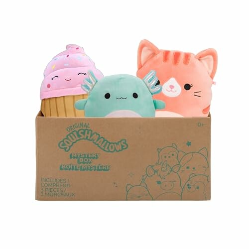 Boîte mystère avec peluches Squishmallows, incluant cupcake, axolotl, et chat.
