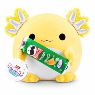 Jouet en peluche jaune tenant une boîte de chips