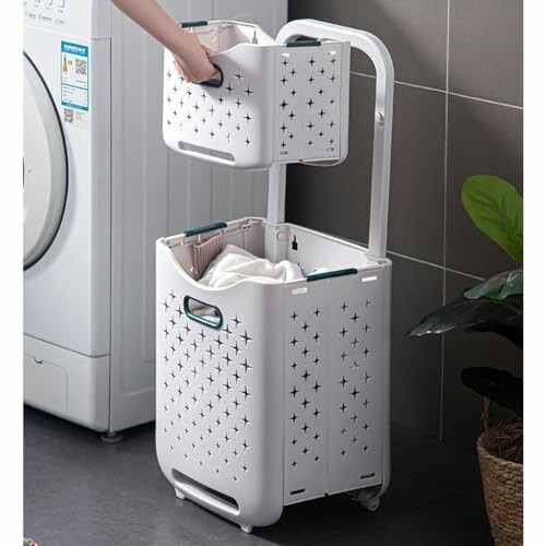 Panier à linge empilable avec poignées.
