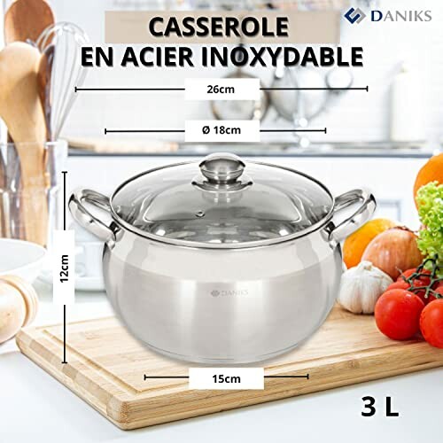 Casserole en acier inoxydable avec légumes sur une planche à découper