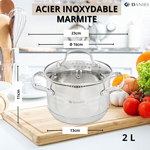 Casserole en acier inoxydable de 2 litres sur une planche à découper.