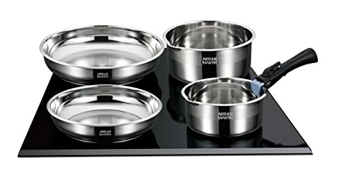 Set de casseroles en acier inoxydable sur une plaque de cuisson noire.