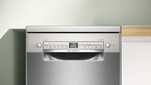 Lave-vaisselle en acier inoxydable avec panneau de commande.