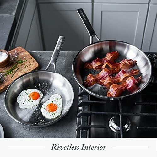 Poêles en acier inoxydable avec bacon et œufs sur la cuisinière.