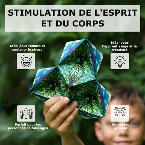 Garçon tenant un jouet éducatif coloré pour réduire le stress et stimuler la créativité.