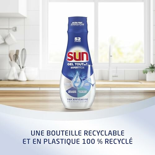 Bouteille de gel lave-vaisselle Sun sur un comptoir de cuisine.
