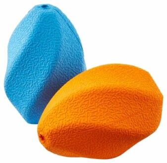 Deux balles texturées en caoutchouc, une bleue et une orange.