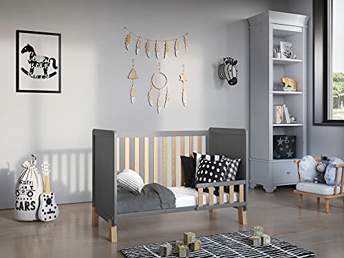 Chambre d'enfant moderne avec lit et décorations murales.