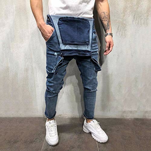 Homme portant un jean avec un design unique.