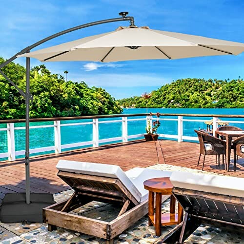 Terrasse en bois avec chaises longues et parasol, vue sur l'eau et la végétation tropicale.