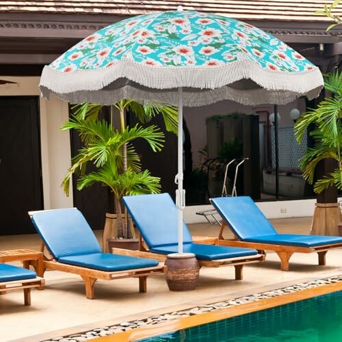 Chaises longues bleues et parasol au bord de la piscine.