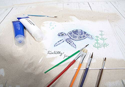 Peinture aquarelle de tortue avec pinceaux et tubes de peinture