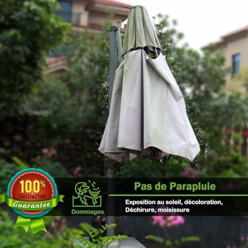 Housse de parasol dans le jardin pour protection contre les éléments.