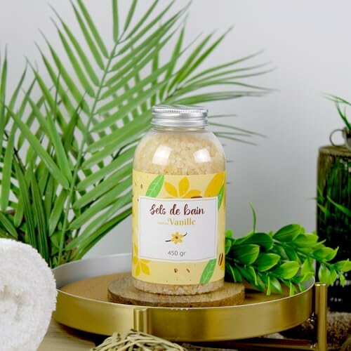 Sels de bain vanille avec plantes vertes.