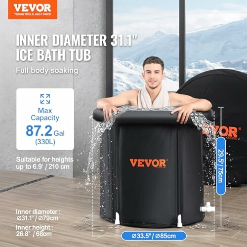 Homme utilisant une baignoire de glace Vevor à l'intérieur, dimensions et capacité affichées