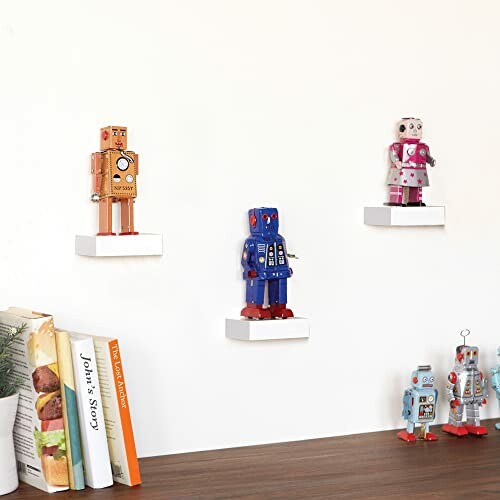 Trois jouets robots vintage sur des étagères murales.