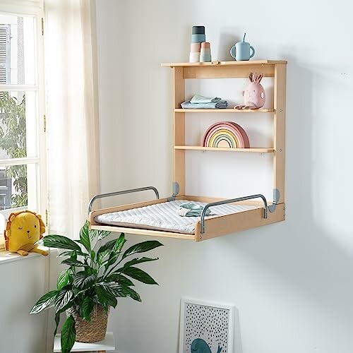 Table à langer murale avec étagères dans une chambre d'enfant.