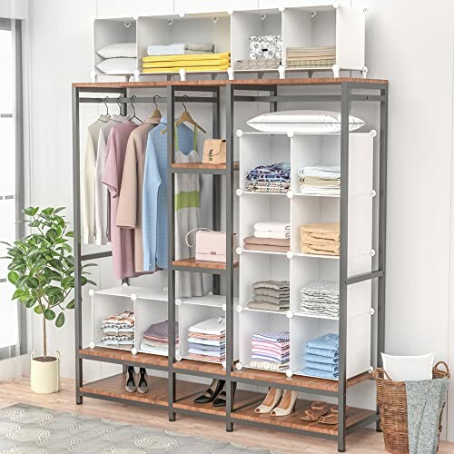 Armoire ouverte avec vêtements et étagères organisées.