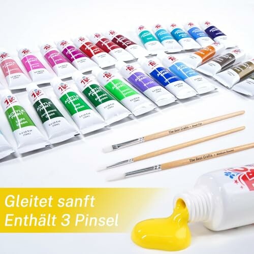 Ensemble de peintures aquarelle avec pinceaux.