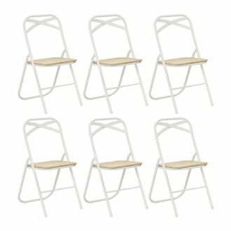 Six chaises pliantes blanches avec assise en bois clair.