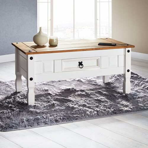 Table basse en bois blanc avec tapis gris