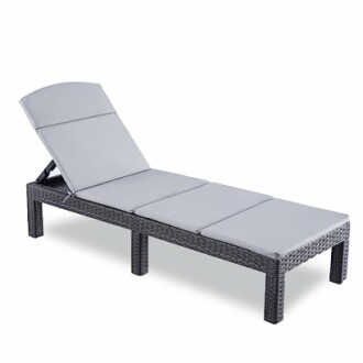 Chaise longue en osier avec coussin gris.