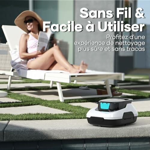 Robot de nettoyage sans fil près d'une femme sur une chaise longue.