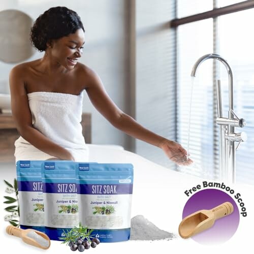 Femme souriante en serviette à côté de produits de bain Sitz Soak