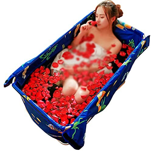 Femme dans une baignoire avec des pétales de rose.