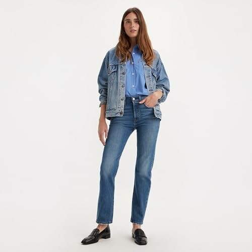 Femme portant une tenue en denim avec une chemise bleue.