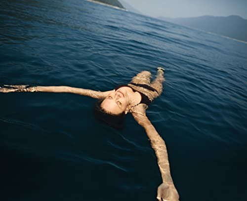 Femme flottant paisiblement dans la mer
