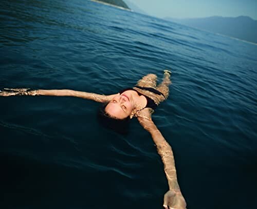 Femme flottant dans la mer