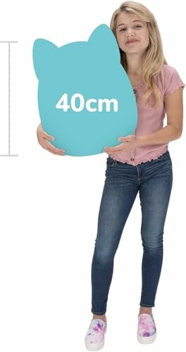 Femme tenant un coussin en forme de chat de 40 cm.