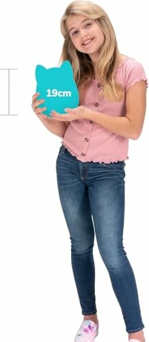 Femme tenant un panneau en forme de chat avec '19 cm'
