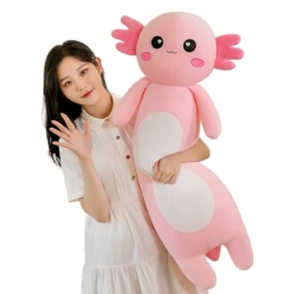 Femme tenant une peluche axolotl rose.
